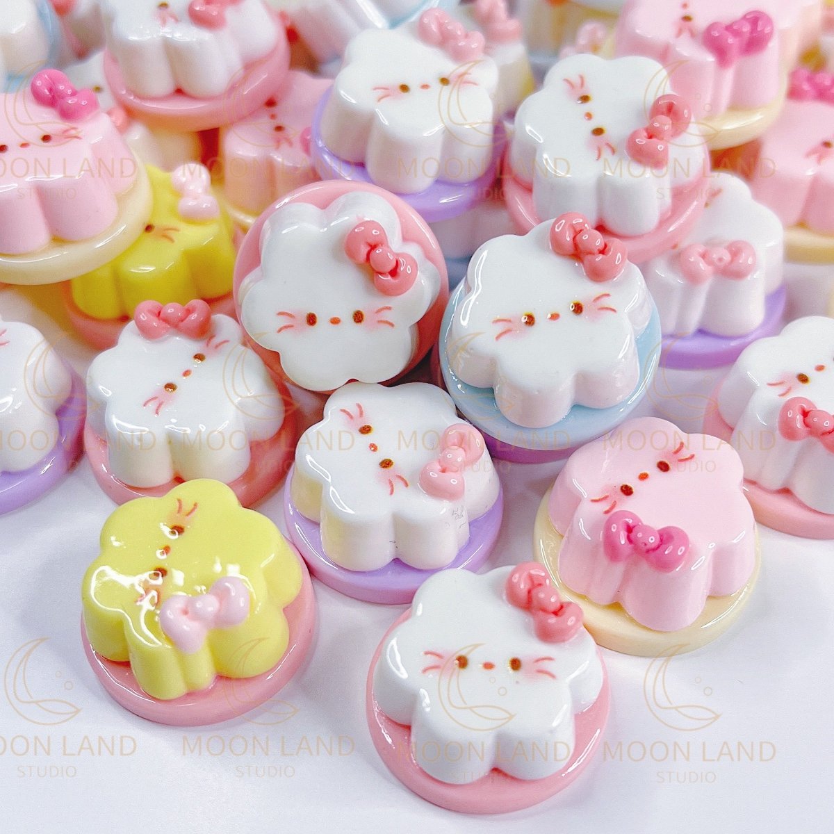 "Hello Kitty Pudding" Charms (10+)